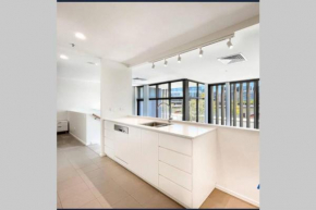 Lakefront Lux Kingston Foreshore Water View Apartment, Kingston